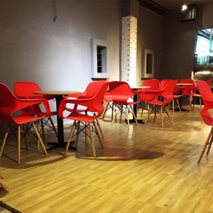 Ghế cà phê nhựa có lỗ... chân gỗ